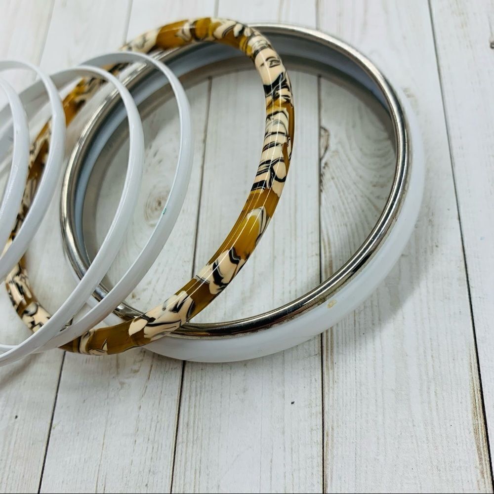 White Enamel Acrylic Swirl Bangle Set‎ - Picture 2 of 3